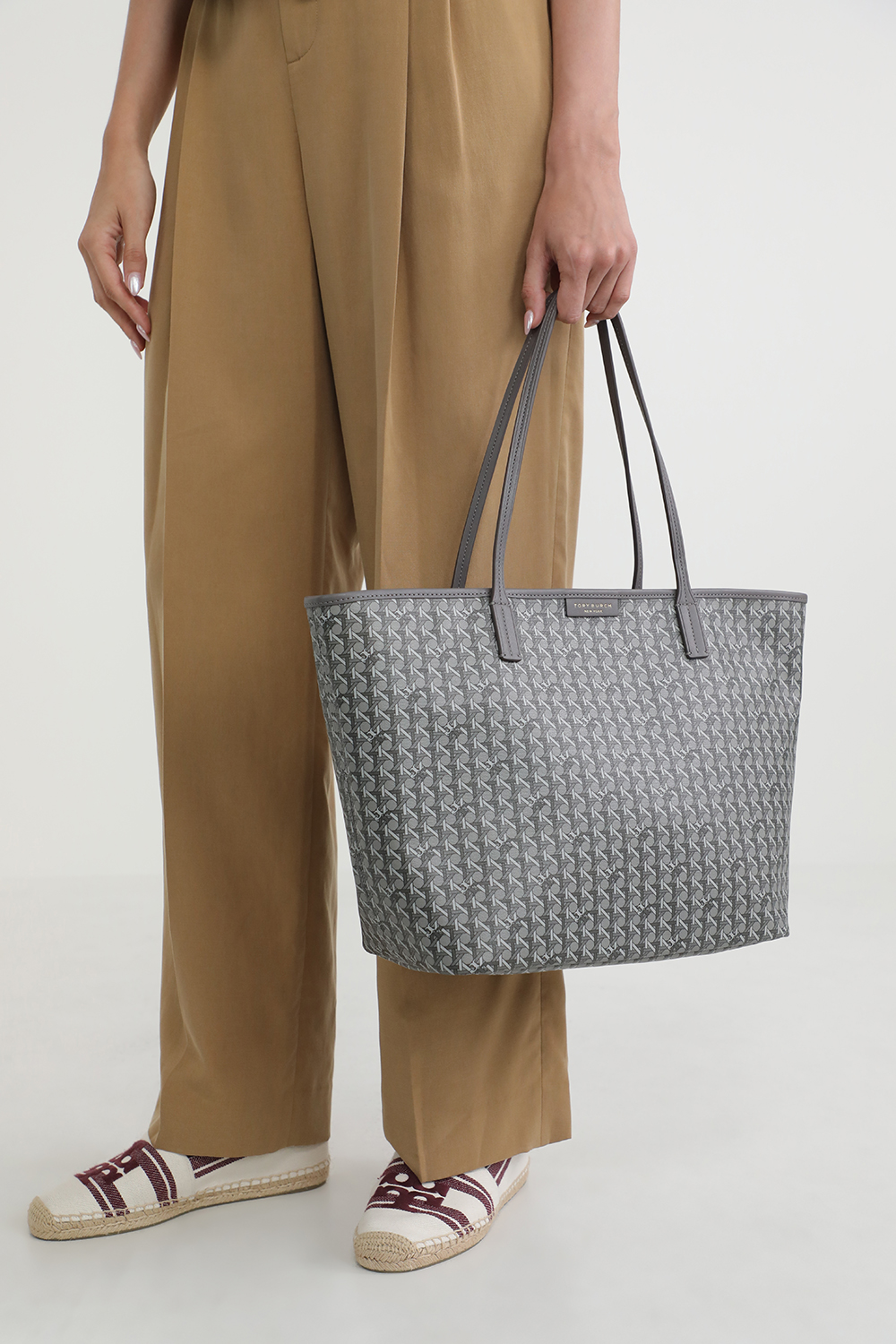 תמונת כל הלוק של תיק נשיאה טוט